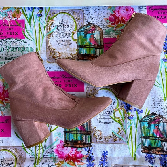 Hot Kiss Pink Faux Suede Gold Front Zip Ankle Boots Booties - Picture 1 of 9